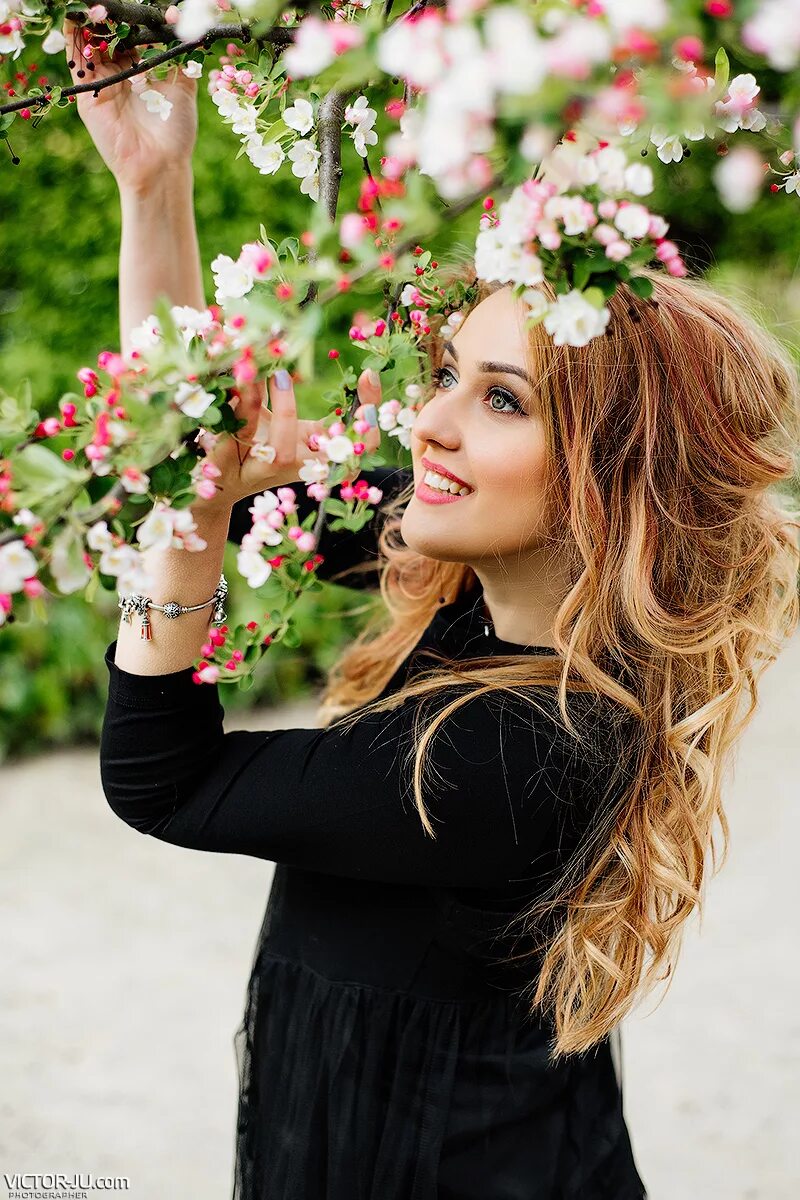 длинным рядом. белое платье в пол. фотосессия в париже. девушка весна. мост гонконг чжухай.