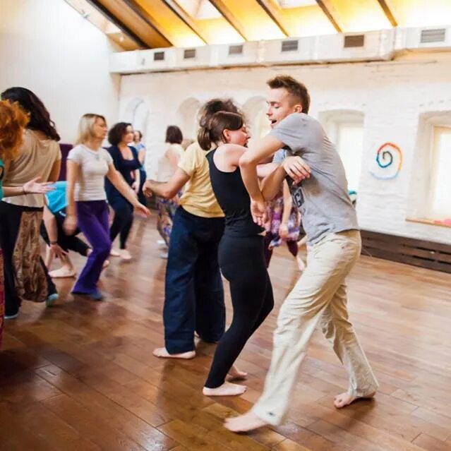 Спонтанное мероприятие. Ошо что такое медитация. Спонтанная танцетерапия. Спонтанный танец липецк обучение. Спонтанное движение.