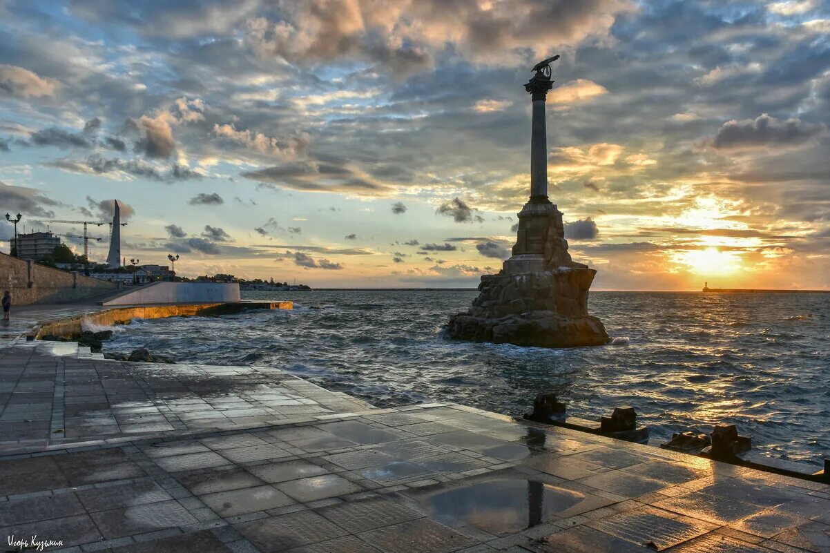 Графская пристань и памятник затопленным кораблям в севастополе. Памятник затопленным кораблям в севастополе фото хорошем качестве. Памятник затонувшим кораблям в крыму. Памятник затопленным кораблям черноморской эскадры. Севастополь бухта памятник.