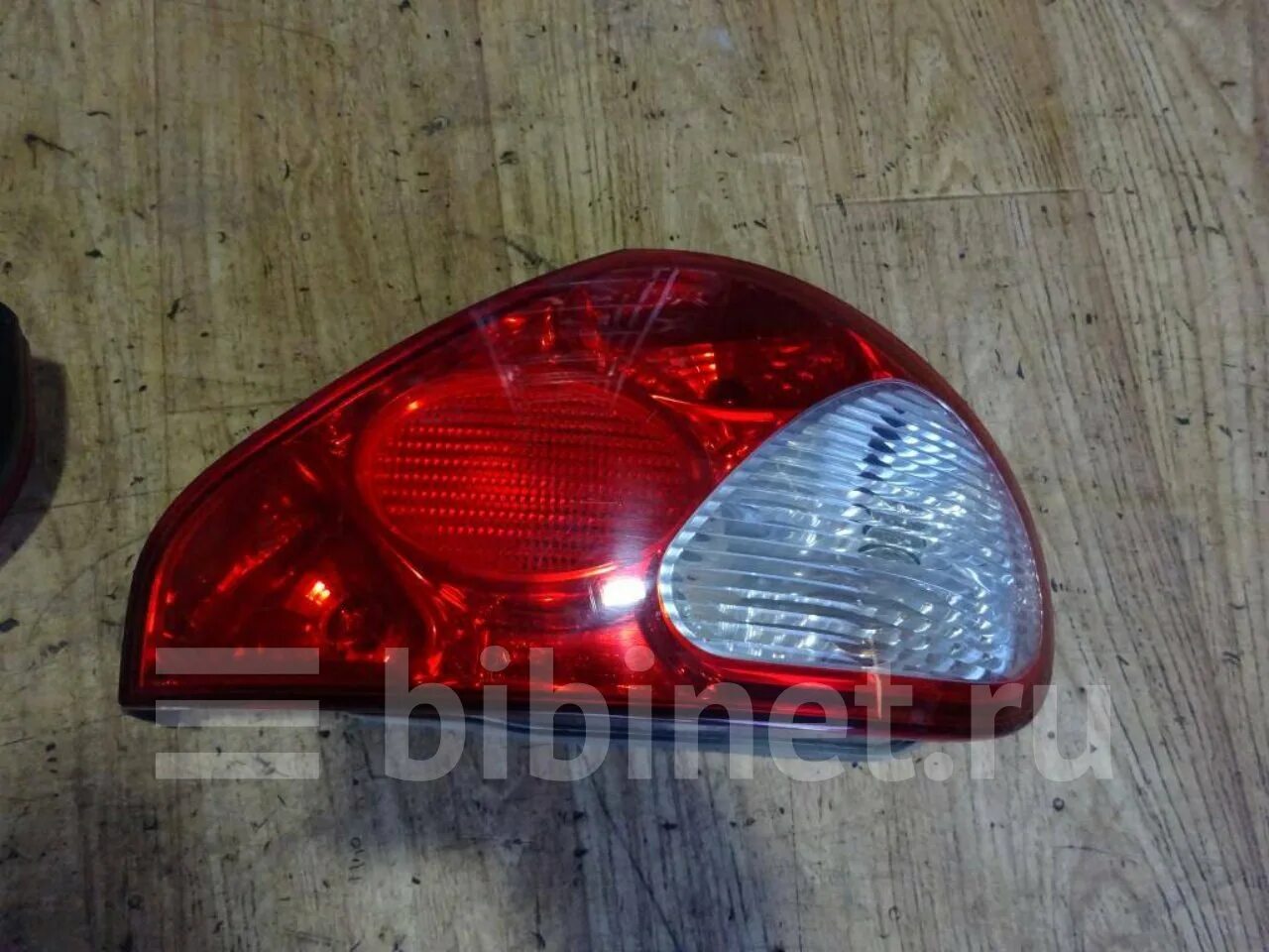 Фонари ягуар. Фонарь ягуар xf. Фонари ягуар. Zamena zadnej porotivotumanki jaguar xf. Накладка хром на задние фонари jaguar x-type.