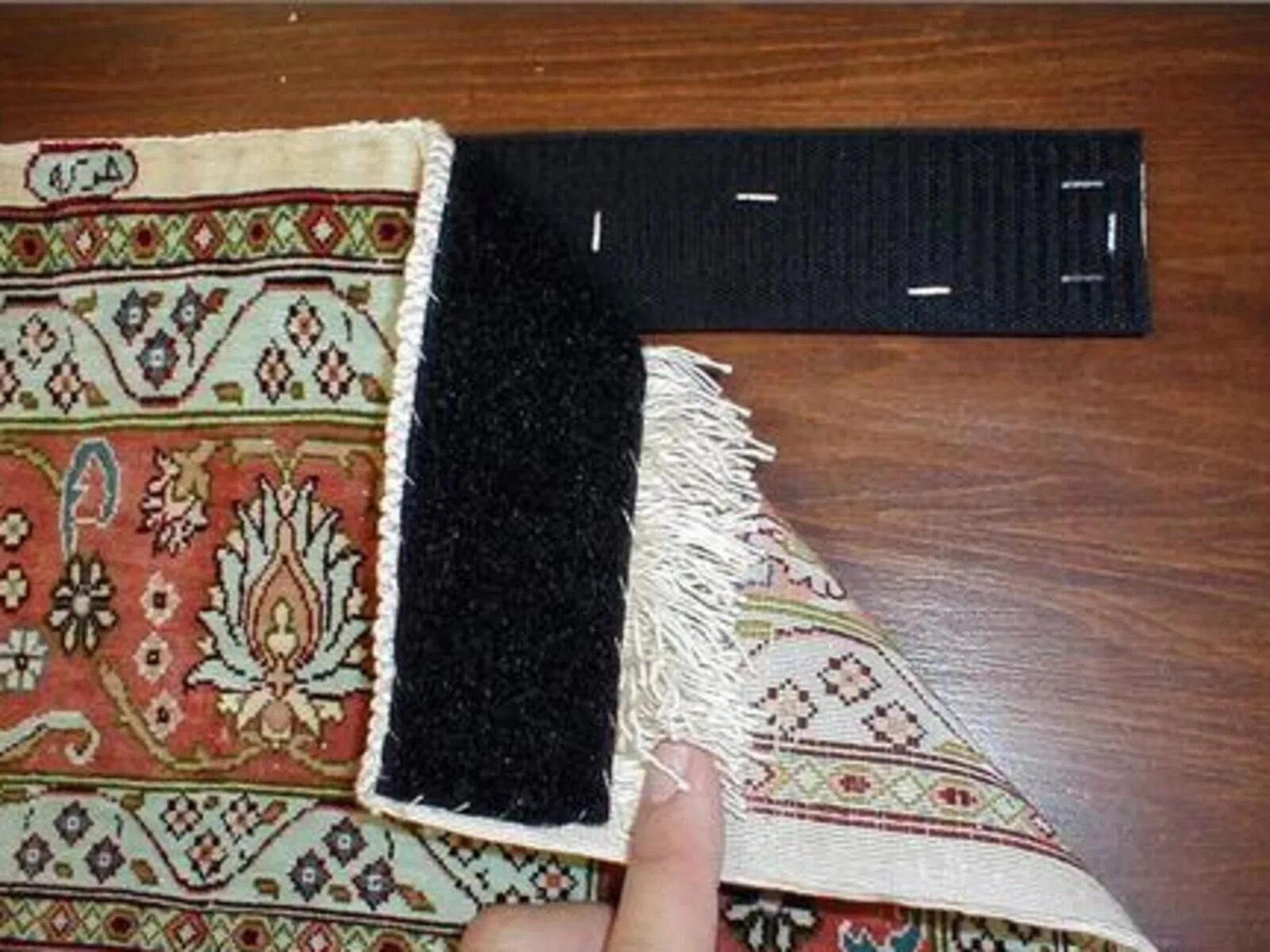 Приспособления для ковров. Ковер нескользящий по ламинату. Как закрепить ковер. Противоскользящие уголки для ковров. Держатели для ковровых дорожек на лестнице.