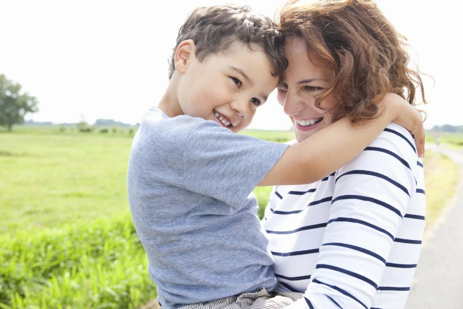 Children boy and mother. Мама целует сына. Children boy and mother. Объятия мамы и сына. Картинка обнимашки для детей.