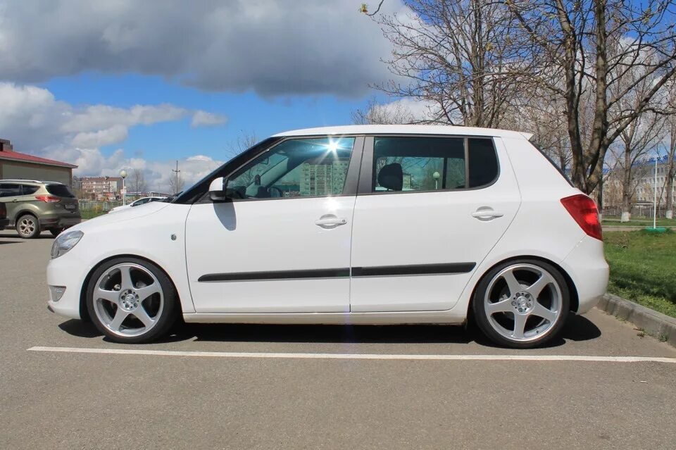 Диски шкода фабия рс 16. Skoda fabia r17. Skoda fabia r17. Skoda fabia rs. Колёса r17 skoda fabia 2 rs.