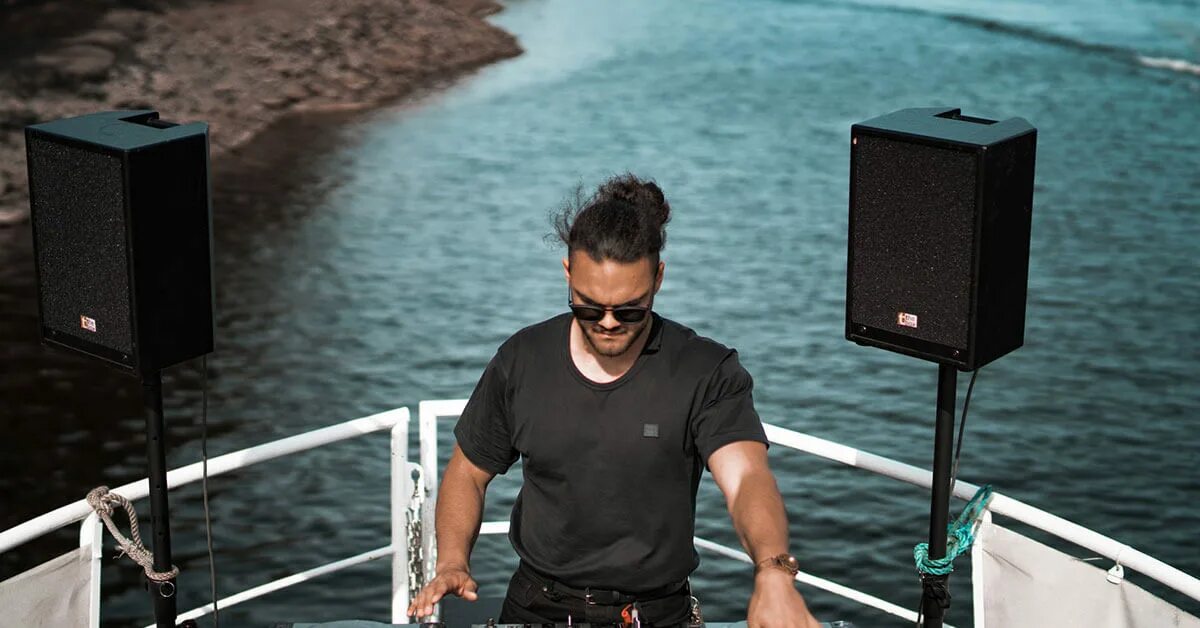 Nicky romero radio фото 2022. Девушка диджей. Speaker wallpaper. Dj b динамики. Гиф диджей на дискотеке.