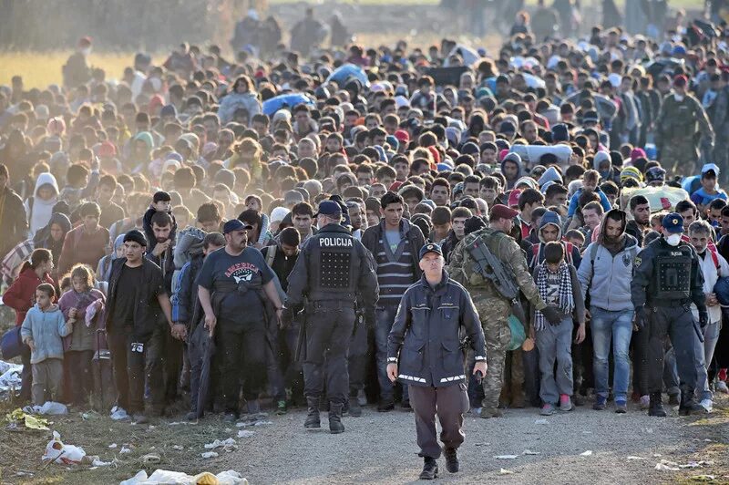 Страны против свободы. Миграционный кризис ЕС. Массовая миграция. Миграционный кризис в Европе. Толпа беженцев.