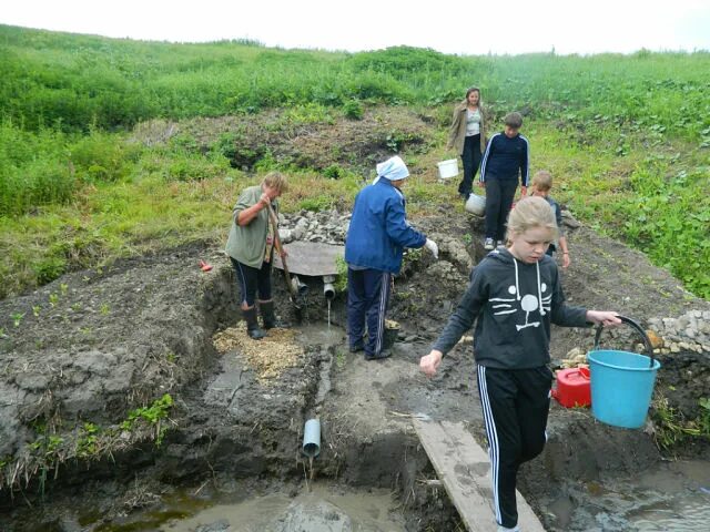 Родник роз. Село Новоисетское Каменский район. Новоисетская школа Каменский район. С Новоисетское Каменский район фото.