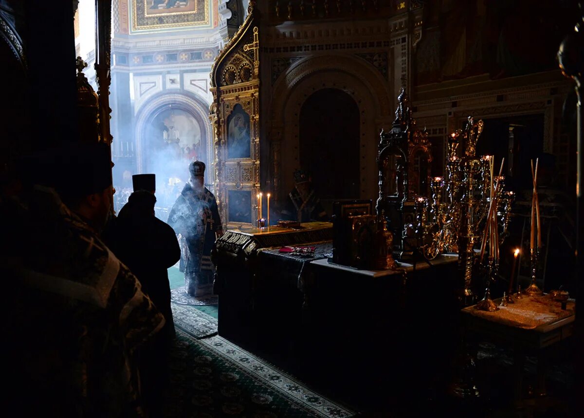 великий пост церковь. полумрак в храме. великий покаянный канон андрея критского. великая вечерня каждение храма. вечерняя служба в храме.