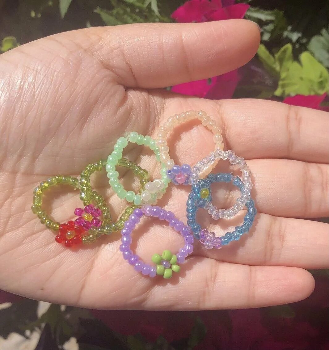 Кольцо из бисера цветочки. Как делать цветочки из бисера кольцо. Колечко из бисера цветок. Бисероплетение кольца. Колечки из бисера.