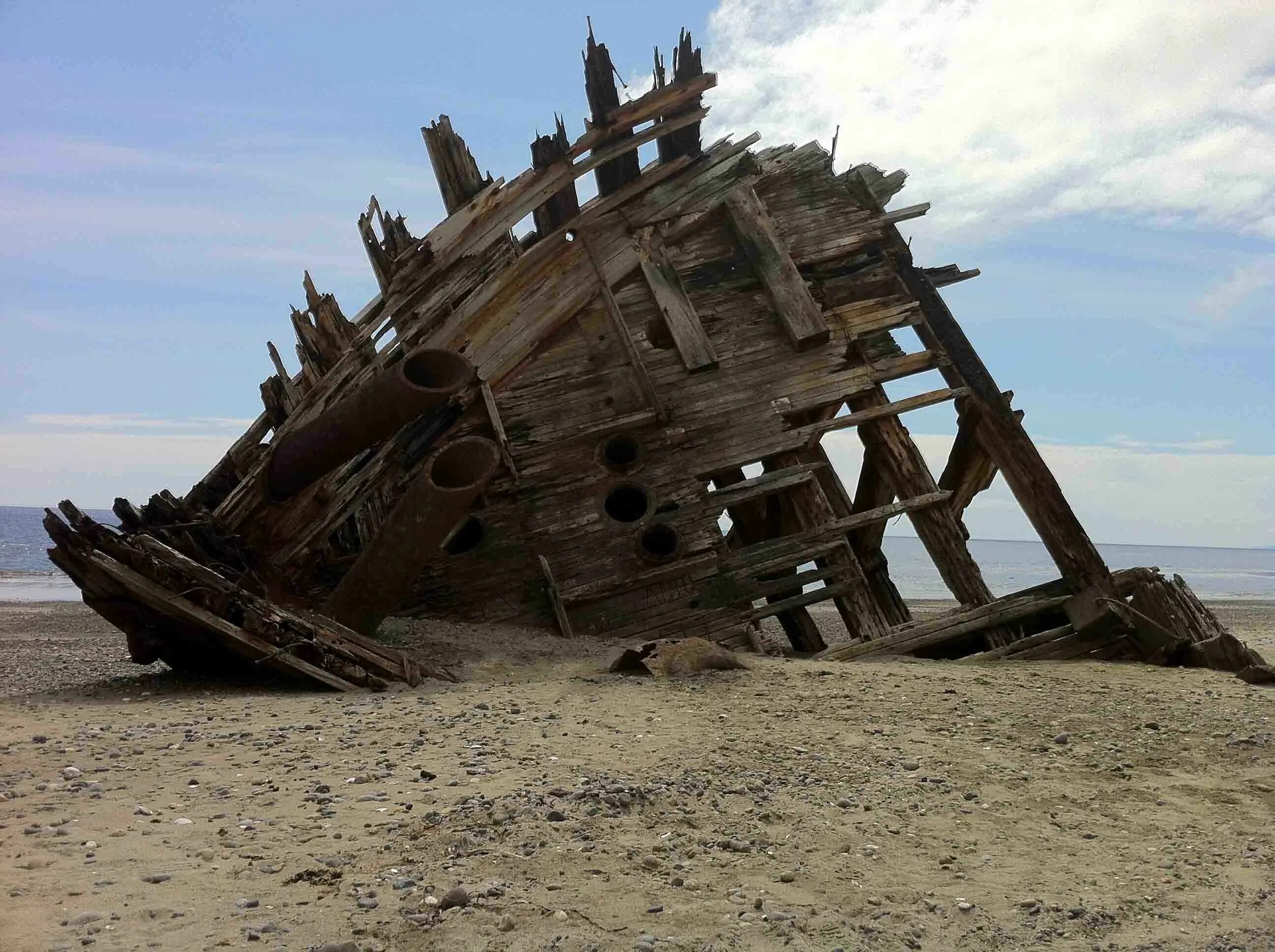 Разбитый корабль. Затонувший деревянный корабль. Обломки корабля. Разрушенный корабль. Broken century
