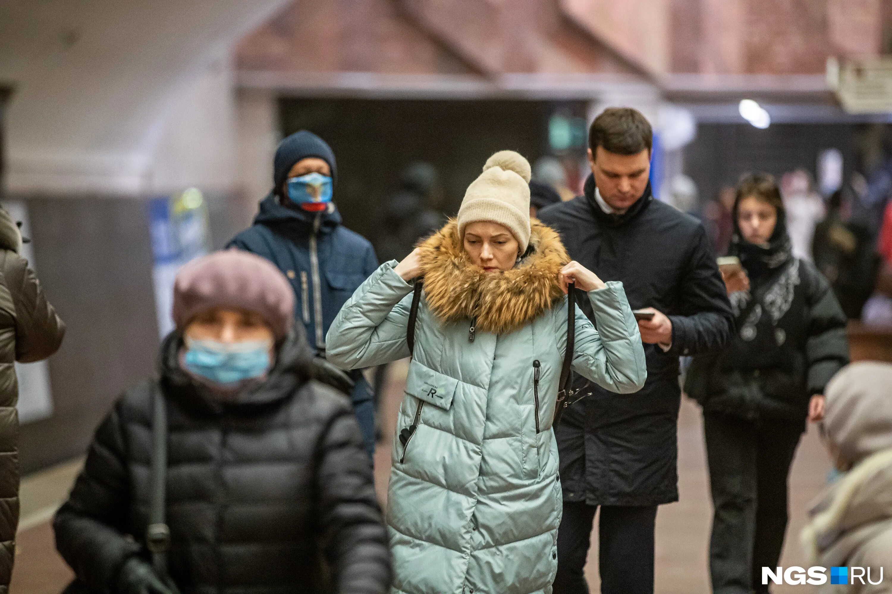 В санкт петербурге ввели масочный режим. Отменили масочный режим. масочный режим в новосибирске. масочный режим фото. масочный режим украина.