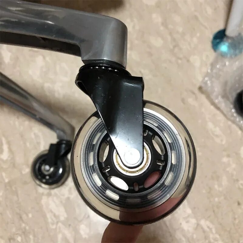 Колеса для кресла офисного. Заглушки для колес офисного кресла. Колесики для офисного стула jarvfjallet. Как вставить колесики в компьютерный стул. Держатель колесиков офисного кресла.