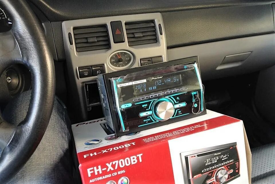 Магнитола 1 din в солярисе. Крепление под магнитолу. 1 din магнитола на ларгус. Разъем магнитолы лада ларгус. Установить магнитолу авто.