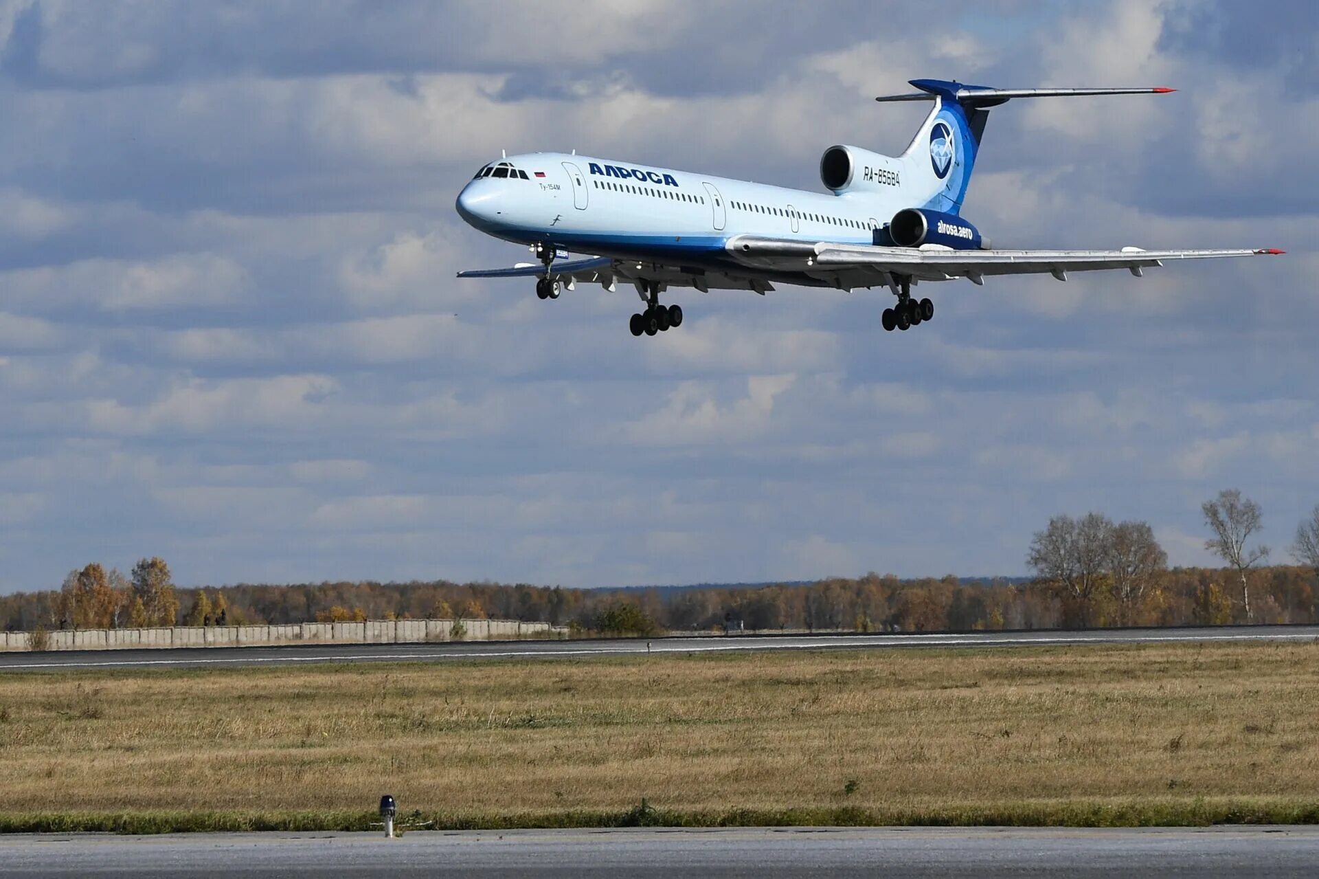 Ту 154 АЛРОСА Ижма. Ту 154 Ижма в Толмачево. Ту 154 Ижма в Новосибирске. Ту-154 АЛРОСА 1:200.