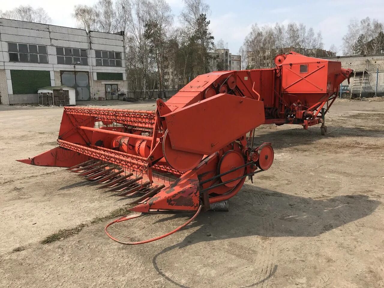 Мини комбайн dongfeng 1548. Скоба для уборки моркови для трактора т 25. Мини комбайн зерноуборочный. Мини комбайны бу. Мини комбайн зерноуборочный.