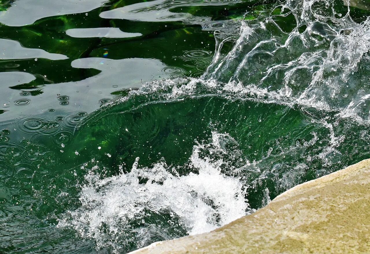 Тихий плеск воды. Всплеск воды. Брызги воды. Поток воды. Вода картинки.