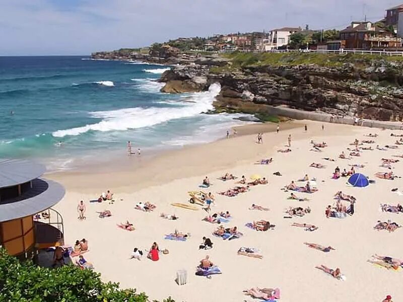 небольшой пляж. берег острова. море пляж. бухта клеопатры пешком по побережью. небольшой пляж.