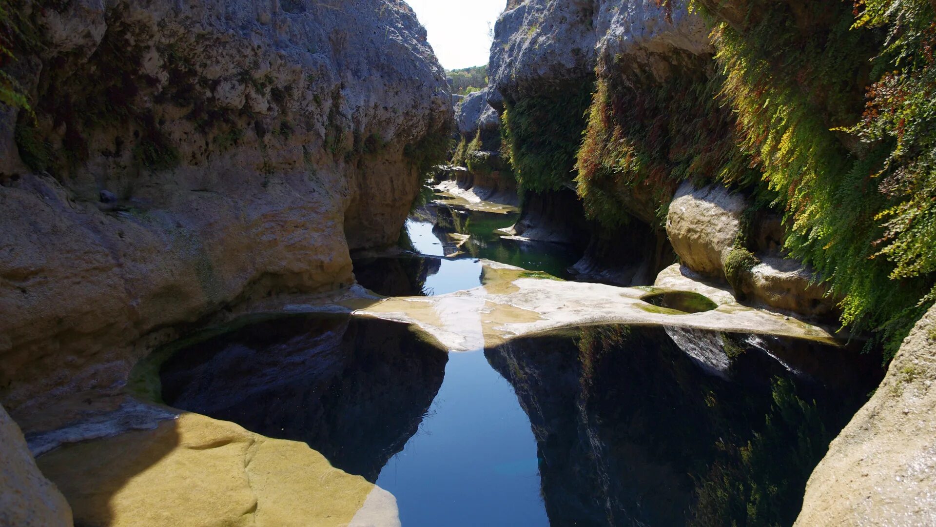 река скалы. фьорды норвегии с реками. река между скалами. река между скал. штат орегон ущелье на реке колумбия.