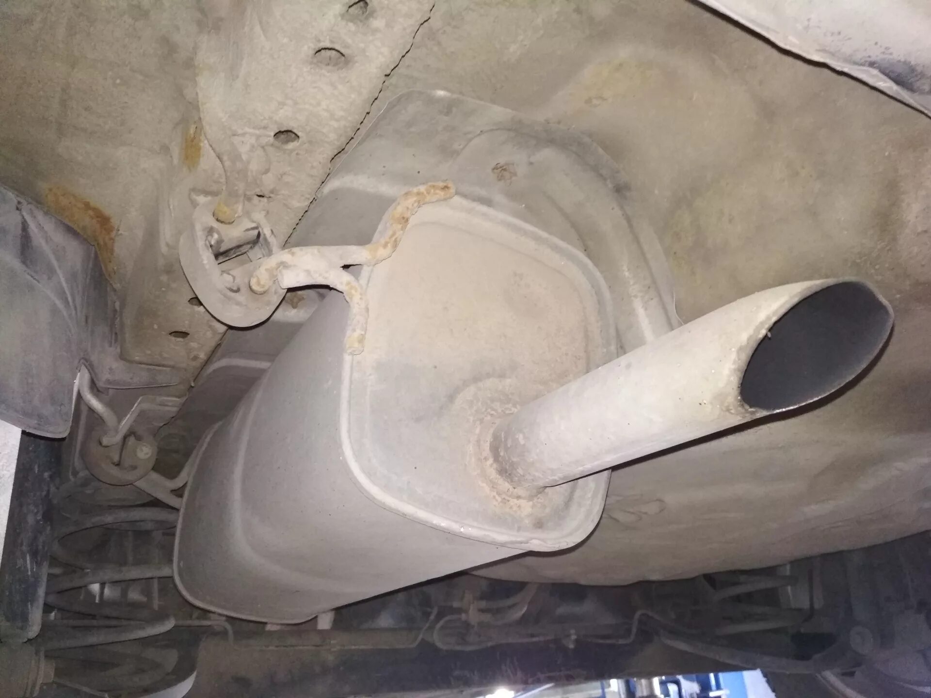 Гофра на глушитель nissan tiida. Глушитель ниссан вингроад 11. Гофра глушителя ниссан тиида 1. Гофра глушителя ниссан тиида 1. Ниссан ноут 2007 выхлопная система.