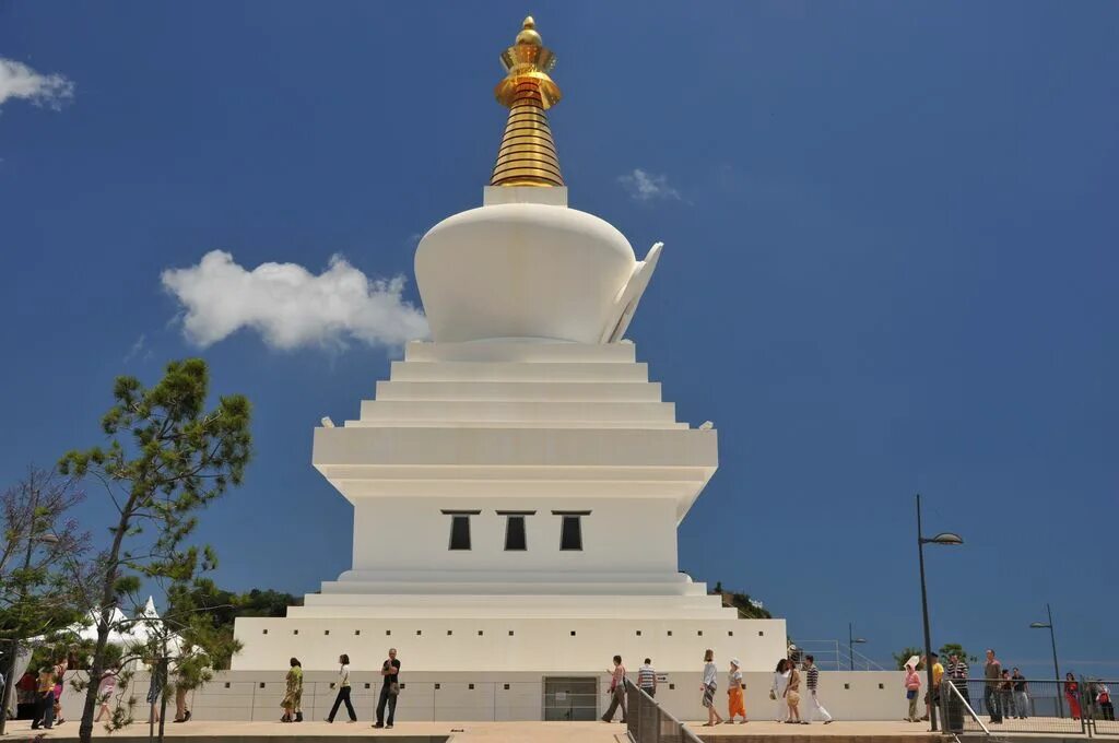 Буддийский храм ступа. Буддийские Священные сооружения ступа. Бенальмадена ступа буддийский храм. Буддийские монастыри ступы.