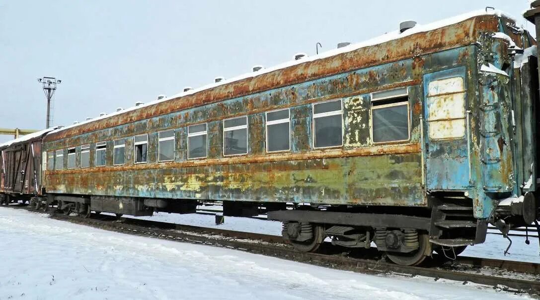 Списанные пассажирские вагоны. Старый вагон. Старые пассажирские вагоны. Старые железнодорожные вагоны. Заброшенные пассажирские вагоны.