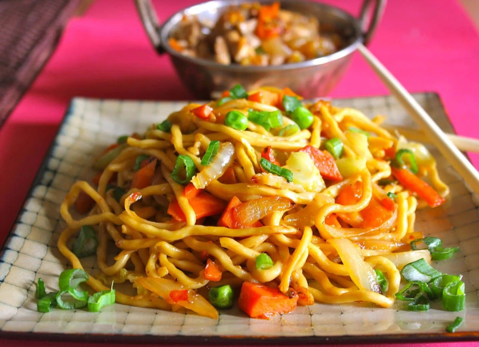 Лапша chicken. Hakka Noodles. Нудлс лапша. Лапша аппетитная. Чикен нудл.