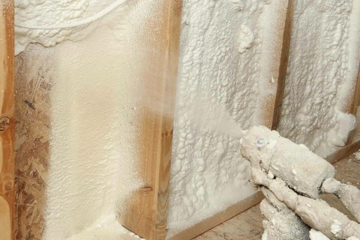 Утеплитель напыляемый пенополиуретановый. Spray Foam Insulation. Пенополиуретан напыление. Напыление пены на стену.