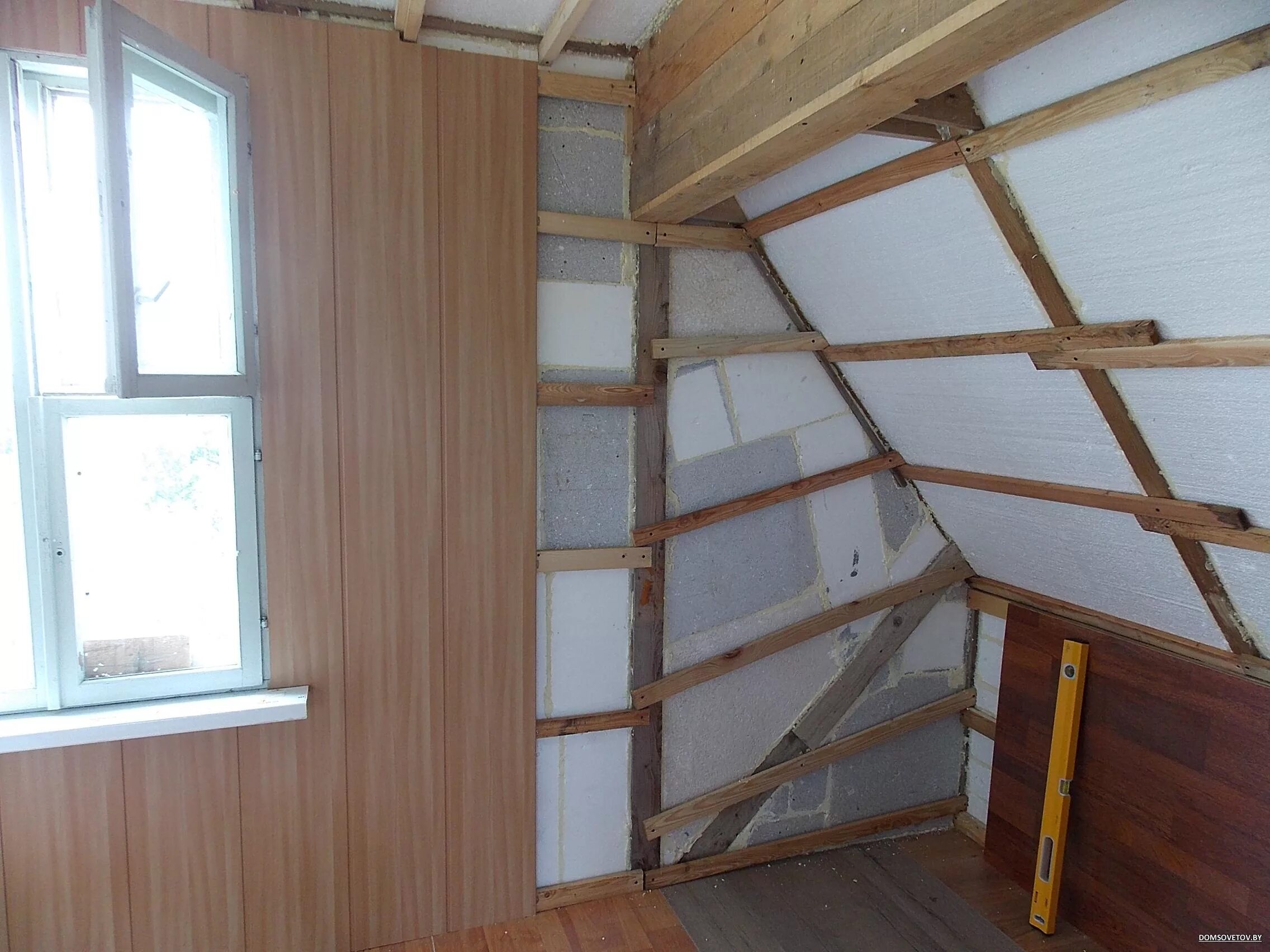 Как сделать обрешетку под вагонку. Обрешетка для стеновых панелей. Как сделать обрешетку под вагонку. Шаг каркаса под вагонку. Обрешетка стены под вагонку.