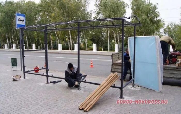 Как установить остановку. Как установить остановку. Монтаж остановки общественного транспорта. Павильон автобусной остановки. Остановочный павильон монтаж.