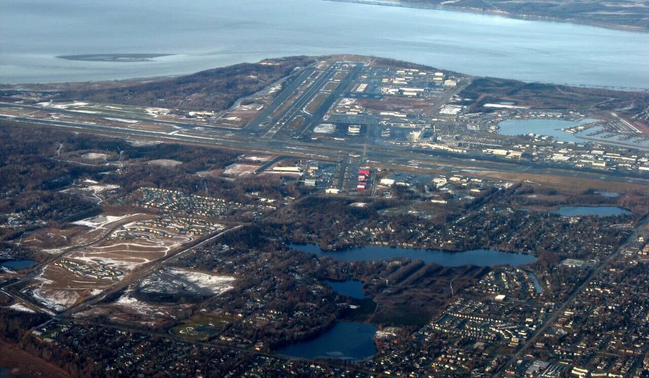 Аляска аэропорт. Международный аэропорт Анкоридж. Anchorage Ted Stevens International Airport. Фэрбенкс Аляска аэропорт. Аэропорт Уэльс штат Аляска.