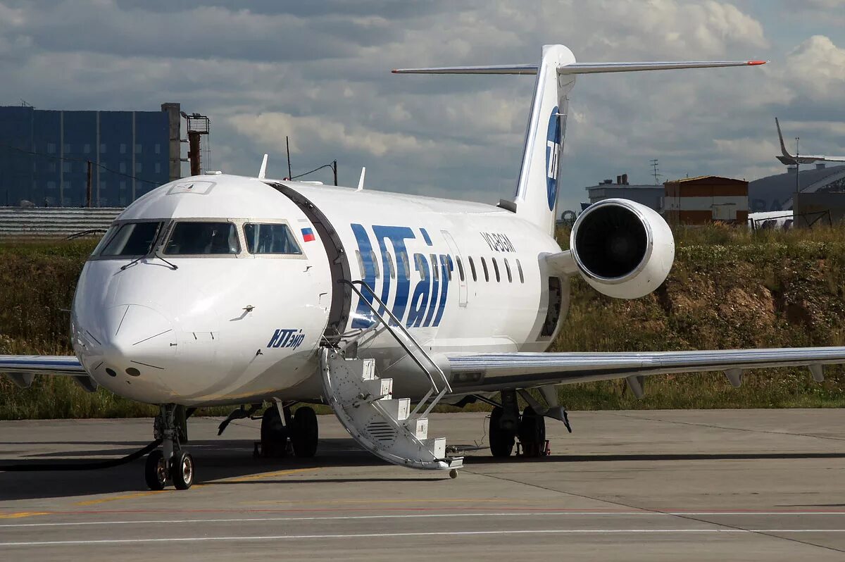 Bombardier crj 200. Canadair CRJ 200. Bombardier Regional Jet 200. Canadair CRJ 200 самолет.