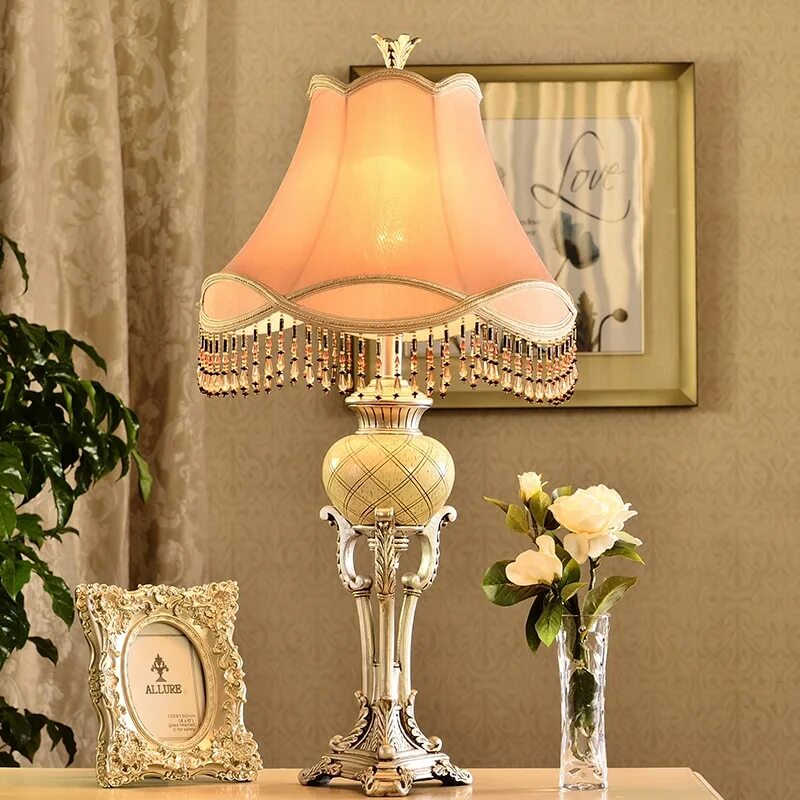 лампа для гостиной с абажуром. настольные светильники для спальни. лампа для гостиной с абажуром. лампа для гостиной с абажуром. лампы с абажуром в интерьере.