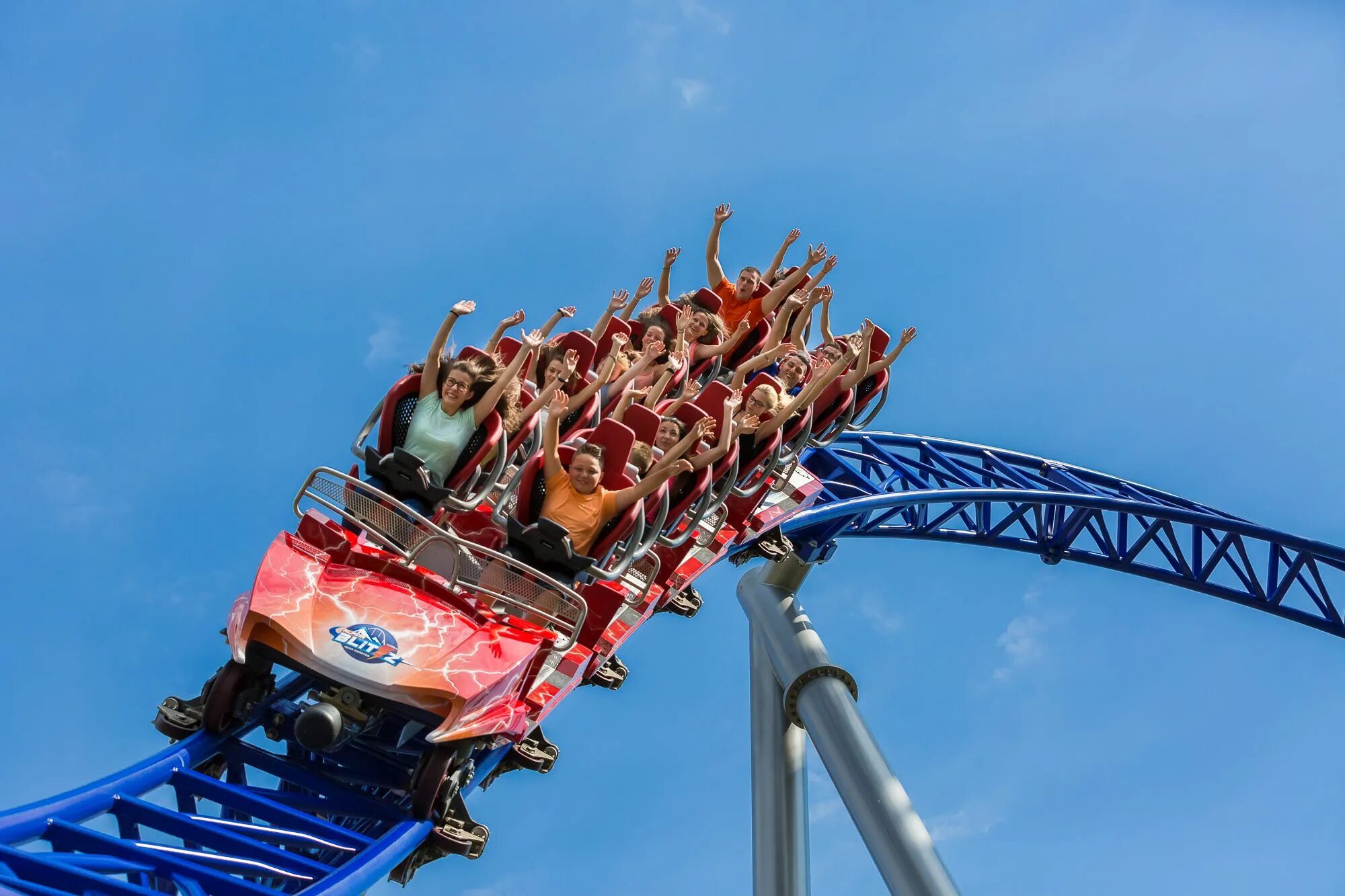 День в парке аттракционов. Парк Тиволи аттракцион Roller Coaster. Парк развлечений Vinpearl Amusement Park. Американская горка «Twister Coaster». Тула парк Белоусова аттракционы американская горка.