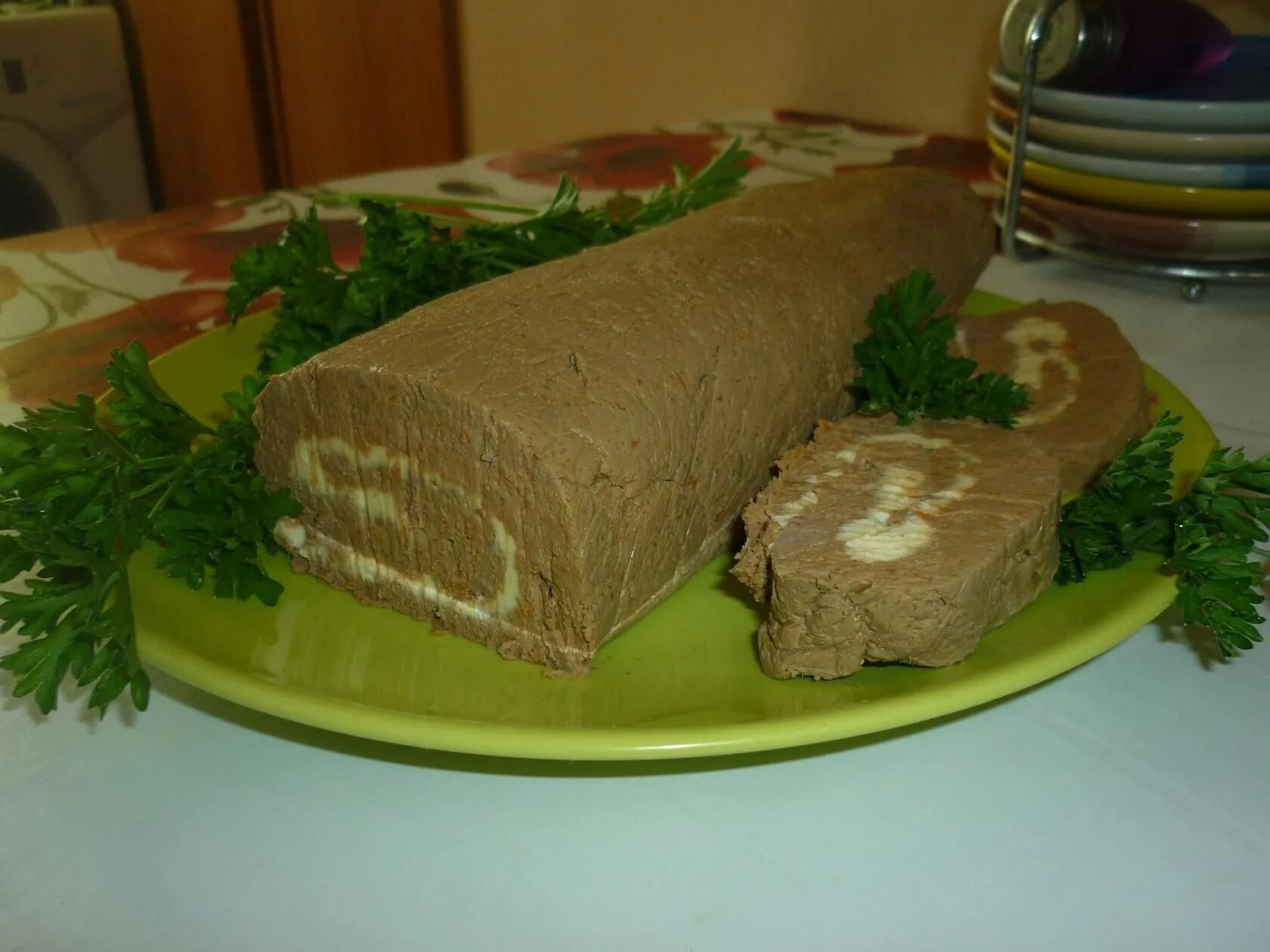 Паштет из печени с маслом. Печёночный паштет из куриной печени с маслом. печёночный паштет с маслом рулетом. бутерброды с печенью трески. цвет паштета из печени.