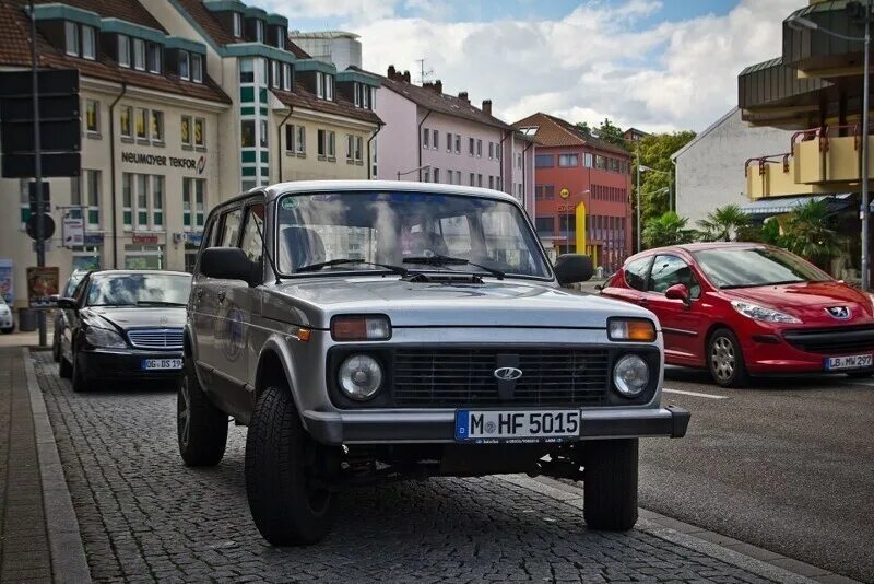 Российские автомобили в европе. Российские автомобили в европе. Российские автомобили в европе. Кладбище новых автомобилей. Автомобиль года 2022 в европе.