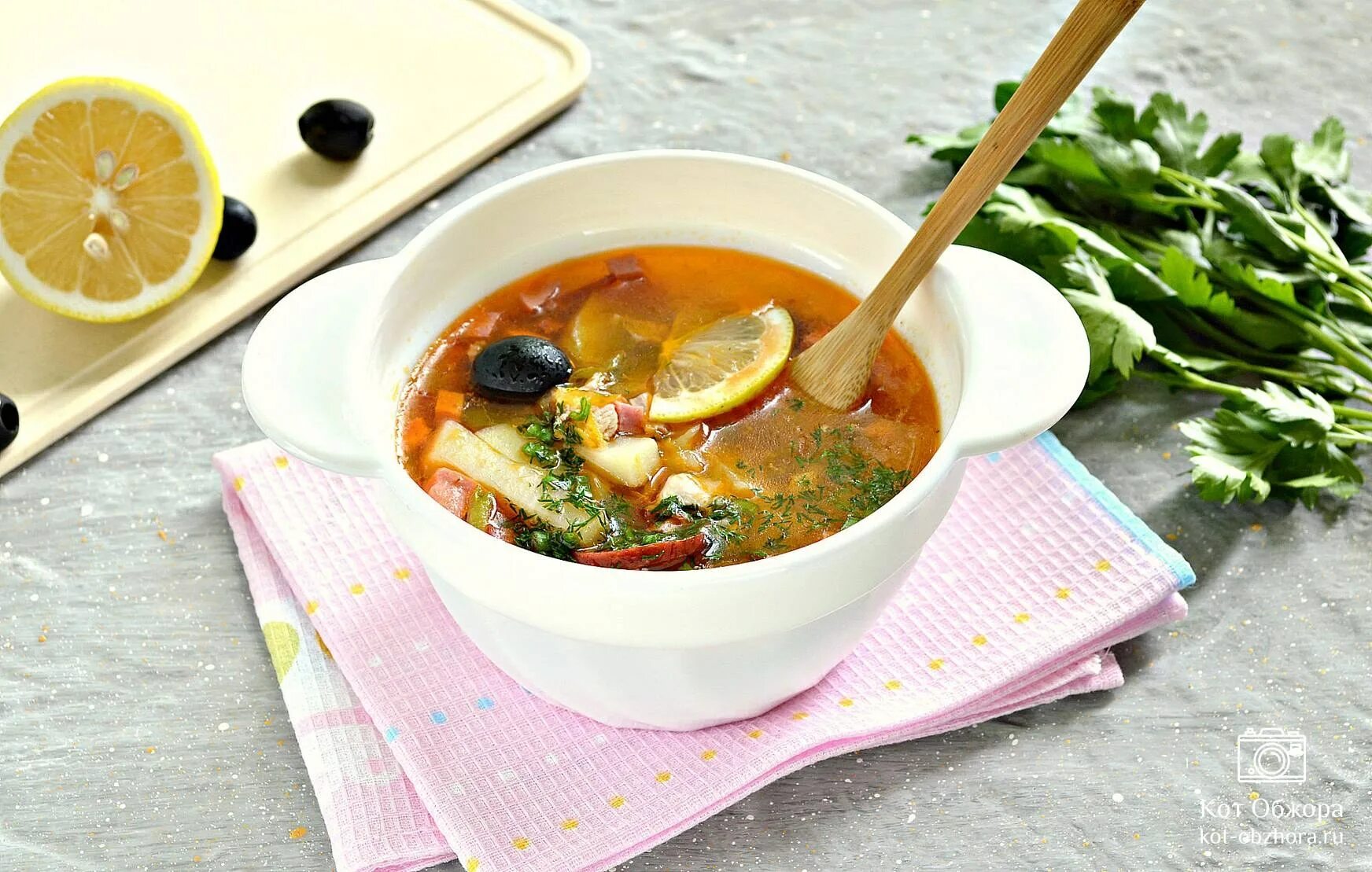 Солянка сборная с колбасой с картошкой. Солянка сборная мясная. солянка с курицей. солянка с колбасой. солянка на курином бульоне с колбасой.