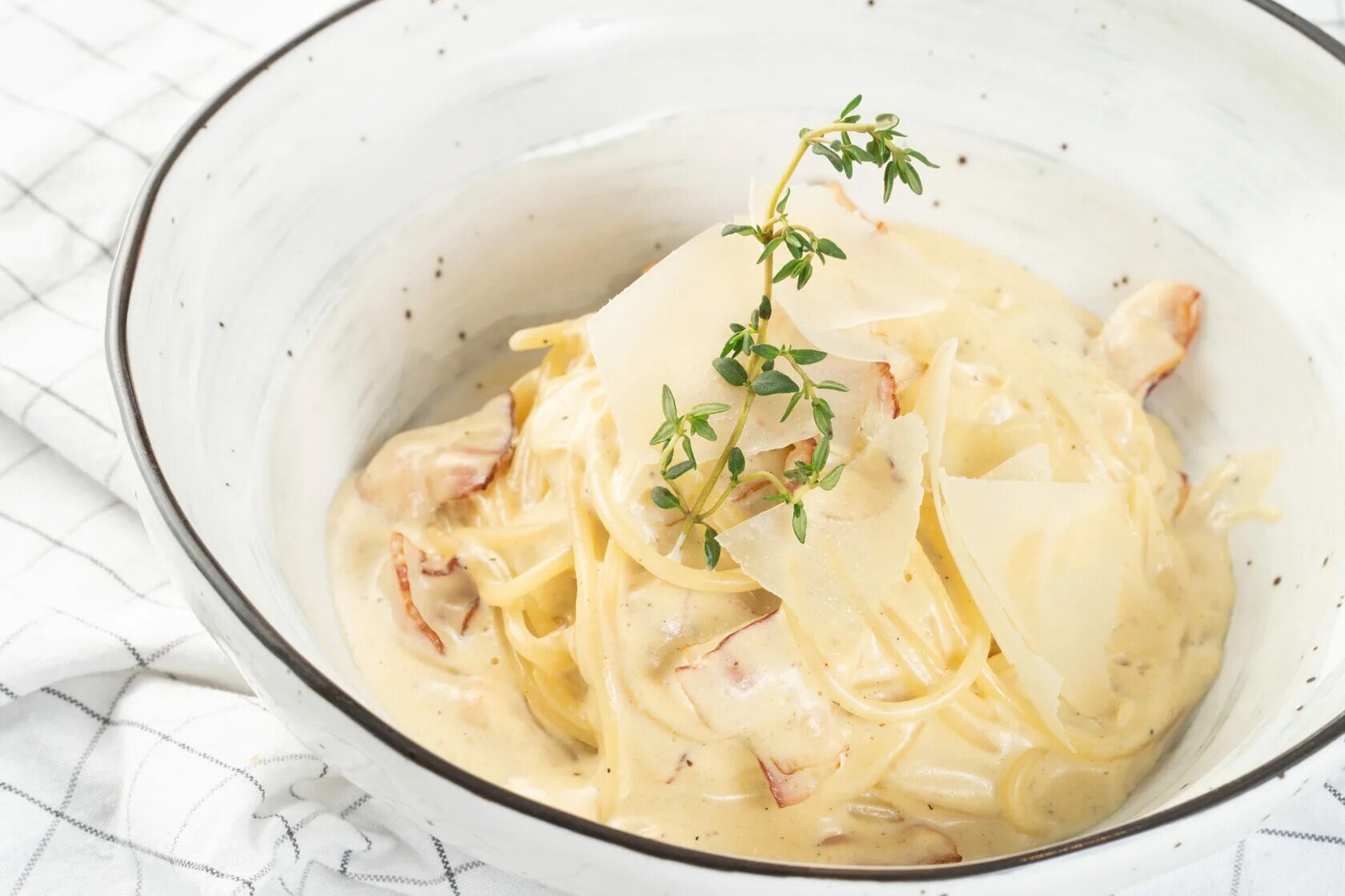 Кабан паста. Соус карбонара для спагетти классический. Аррабиата карбонара. Паста карбонара. Что нужно для пасты карбонара.