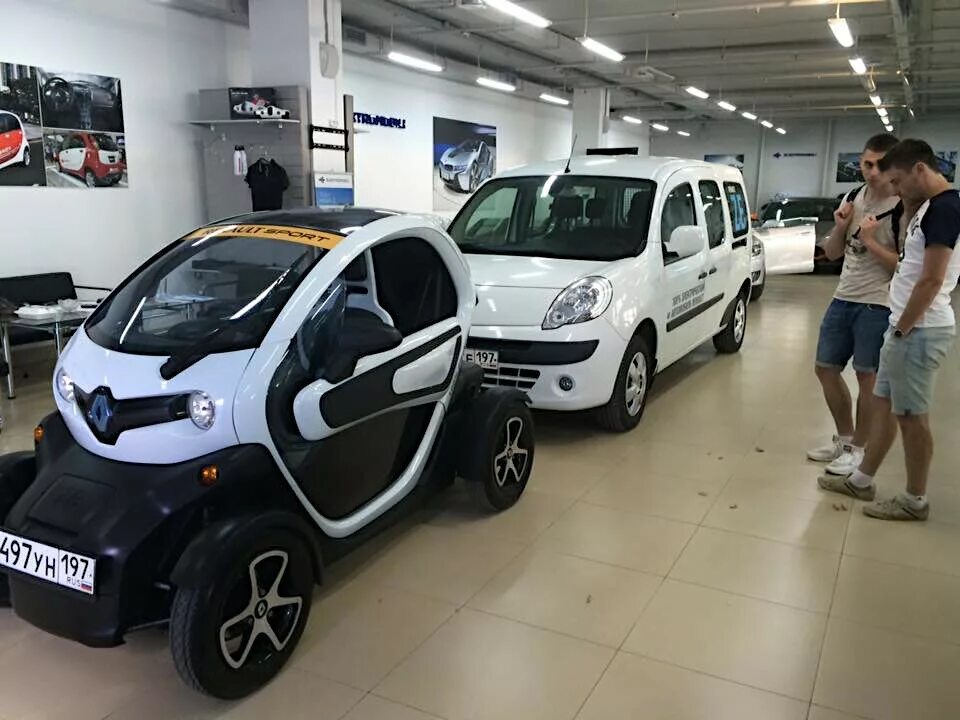 Renault twizy 2023. Smart fortwo 2023. автосалон электромобилей. электромобили в автосалонах астрахани. дилеры электромобилей в москве.