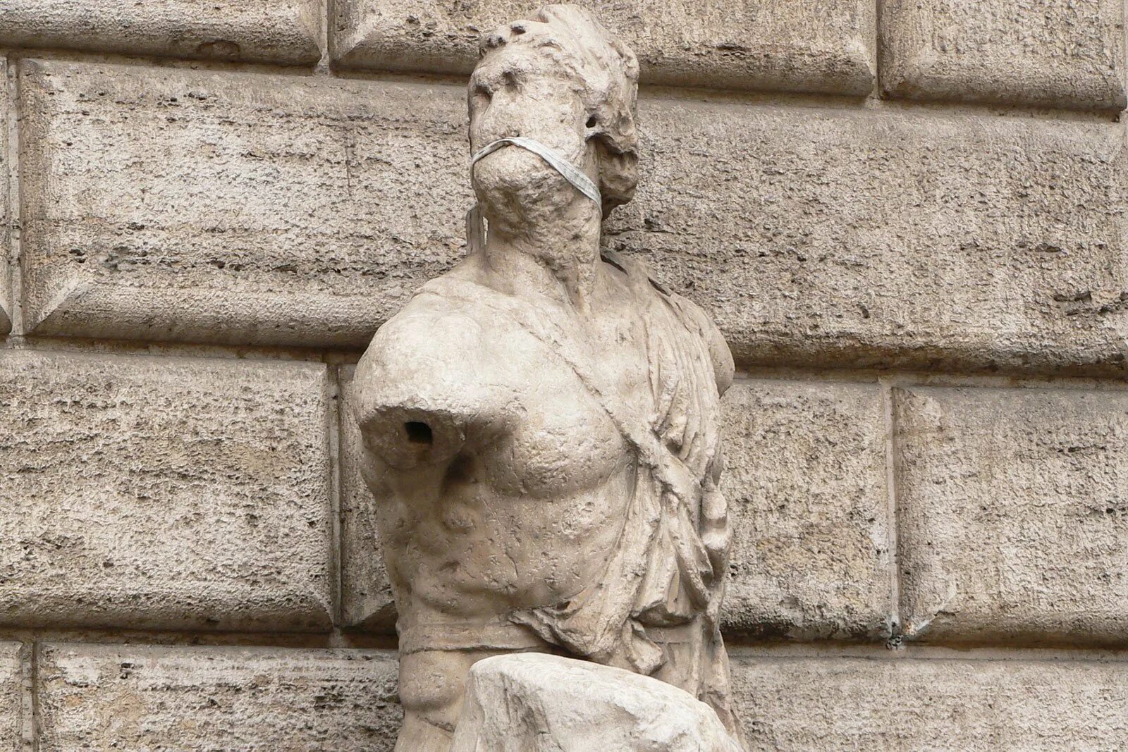 Пасквино статуя в Риме. Pasquino говорящая статуя. Говорящие статуи Рима. Памятник пасквиль. Пасквиль что это такое простыми
