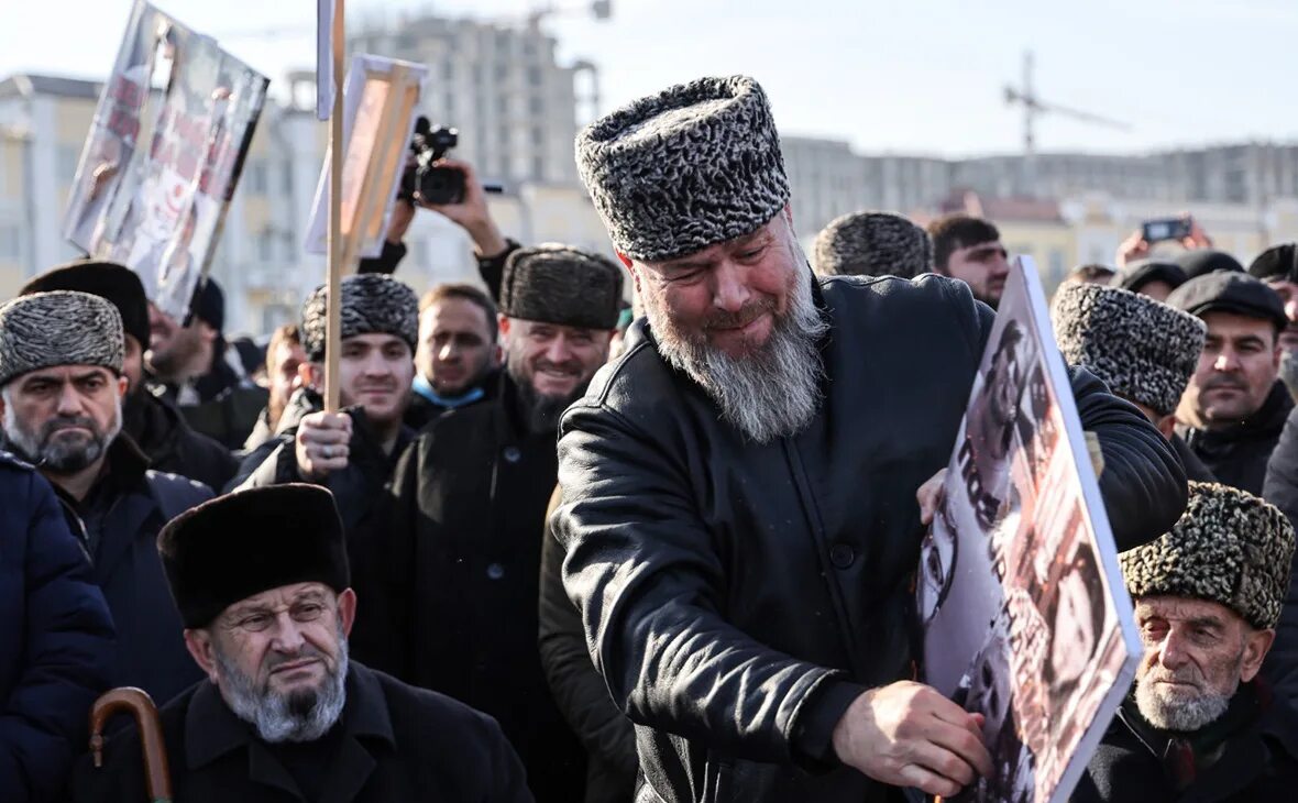 Ичкерия сейчас. Митинг в Грозном против янгулбаевых. Янгулбаев Чечня. Чеченский правозащитник Абубакар Янгулбаев. Семья янгулбаевых.