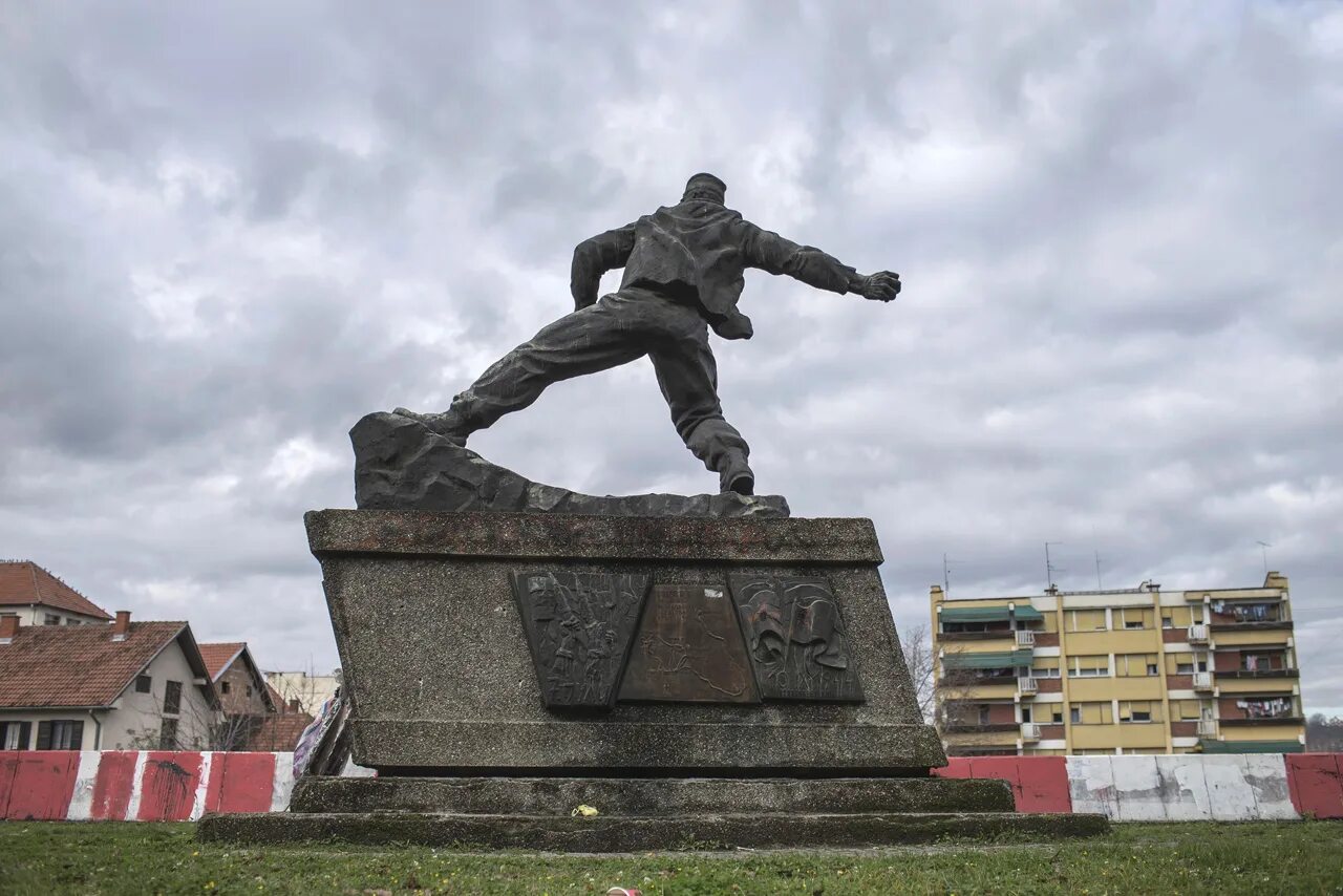 Сербия памятники. Сербия монументы. Сербия памятники войны. Монументы Югославии. Памятник Черняеву Сербия.