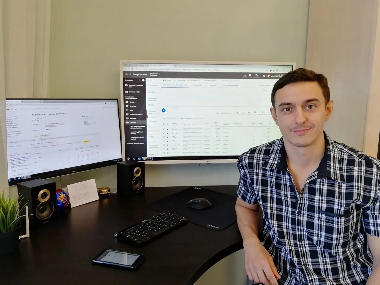 Выбрать редактор для фото. Редактор качества фото онлайн. Работа за ноутбуком. Специалист по редактированию. Веб-дизайнер профессия.