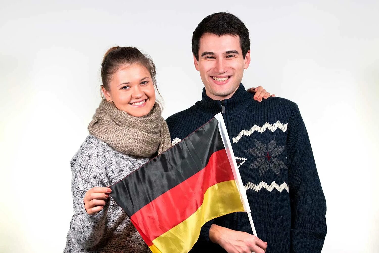 Германия для казахстанцев. Граждане Германии. Молодежь с немецким флагом. Гражданство Германии. Федеративная Республика Германия мужчины и женщины.
