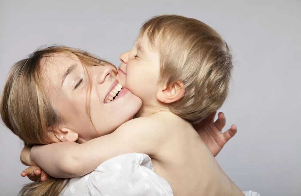 Воспитание родителей. Воспитание мальчика матерью. Мать обнимает ребенка. Воспитание мальчика матерью. Воспитание ребенка в семье.