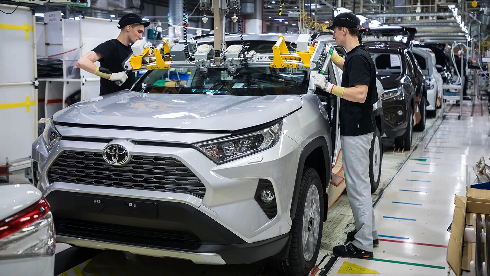 Какие машины собирают в петербурге. Завод тойота в японии. завод toyota в санкт-петербурге. toyota camry rav4. рав 4 на заводе тойота в японии.