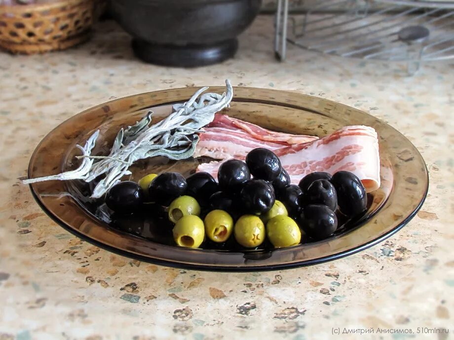 Польза косточек маслин. Оливки это неспелые маслины. Оливки и маслины разница. Разница между оливками и маслинами.