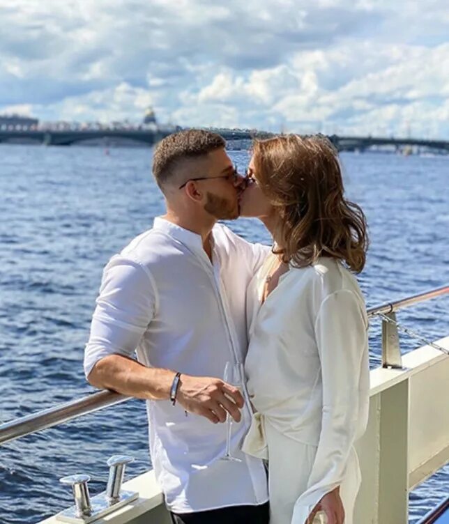 Алекса вышла. Певица алекса с мужем. Алекса вышла. Алекса вышла. Алекса вышла.