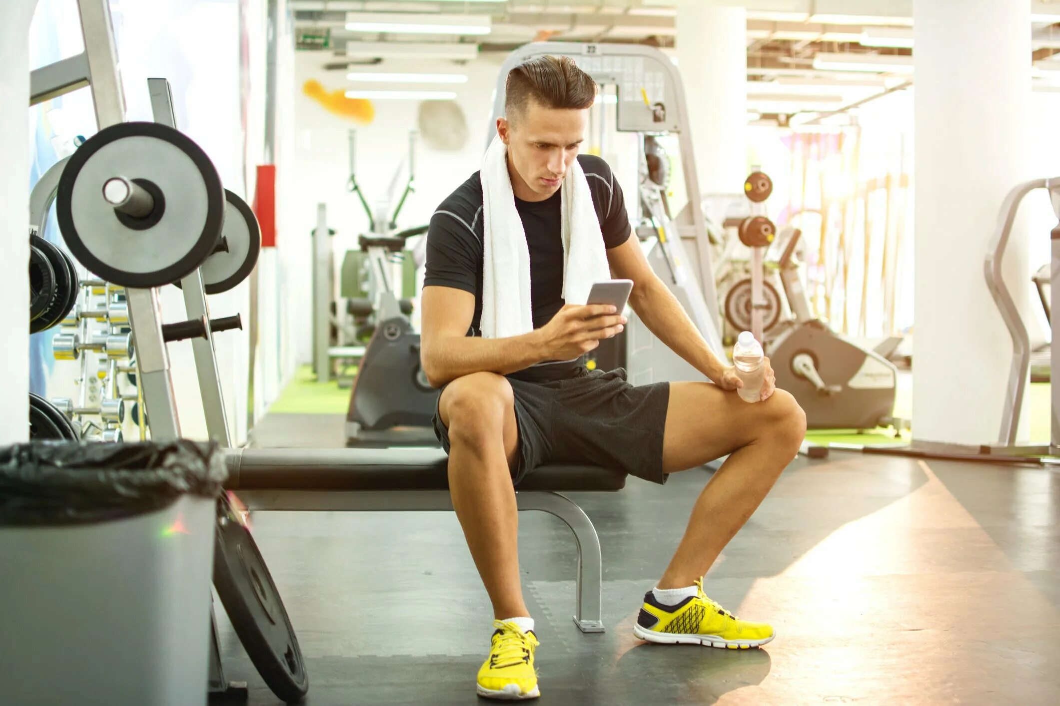 Gym shorts. Люди в спортзале. В тренажерном зале. Парень в тренажерном зале. Юноша в спортзале.