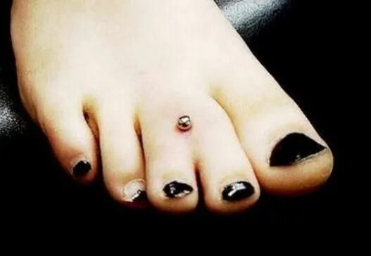 Pierced feet. Pierced feet. Тату на голени для девушек. Кэролайн пирс лижет сапоги. Caroline pierce feet photos.