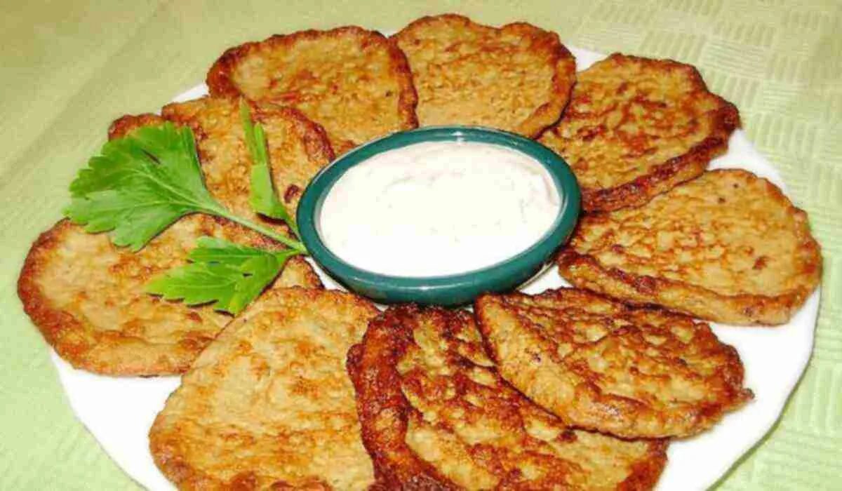 печёночные оладьи из куриной печени. оладьи из печени куриной пышные. печеночник куриной печени. печеночные оладьи с манкой. оладушки из печени куриной.