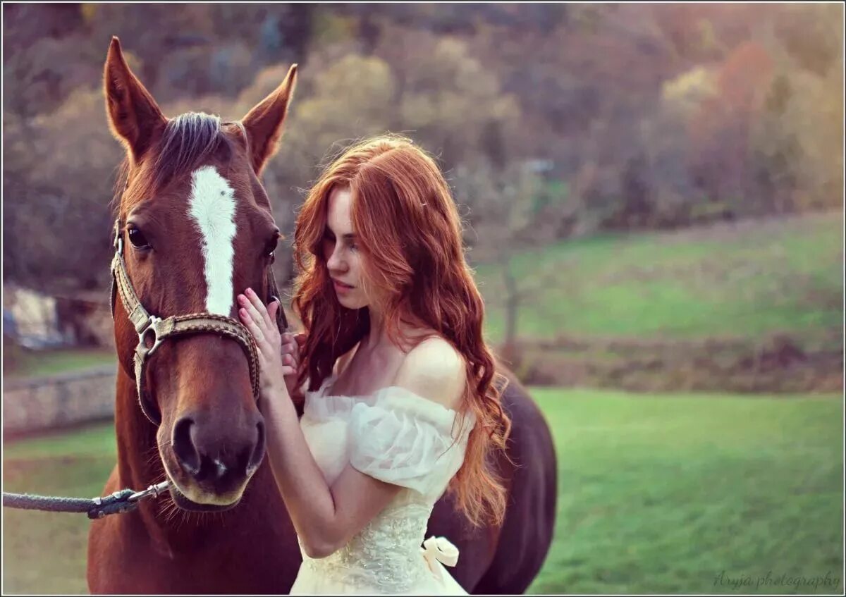 Redhead riding. Фотосессия с лошадкой. Две девушки на лошадях. Девушка с лошадью. Фотосет с лошадью.